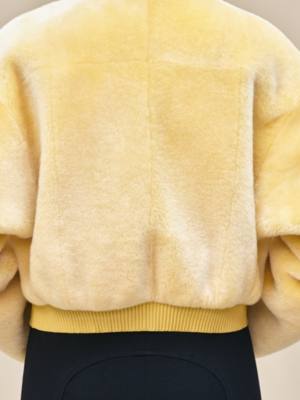 短款皮革大衣, 视图: 图片：产品佩戴, worn, 当前为第5张（共7张）