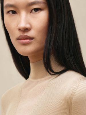 山羊绒长袖套头衫, 视图: 图片：产品佩戴, worn, 当前为第4张（共5张）