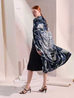 “星辰合唱曲”珍品刺绣大方巾, 视图: 图片：产品佩戴, worn, 当前为第3张（共5张）