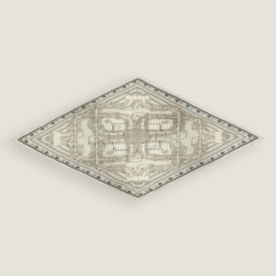 “褶裥版马嚼锁环BANDANA”140披肩
