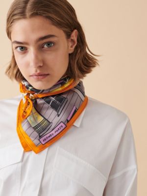 “午夜的福宝大道”70方巾, 视图: 图片：产品佩戴, worn, 当前为第2张（共2张）