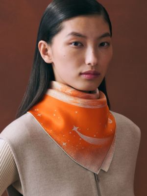 “月光”70方巾, 视图: 图片：产品佩戴, worn, 当前为第2张（共4张）