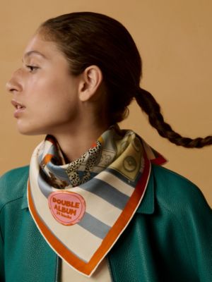 “爱马仕新唱片”70方巾, 视图: 图片：产品佩戴, worn, 当前为第3张（共3张）