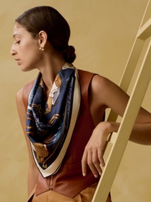 “马具优雅美学”70方巾, 视图: 图片：产品佩戴, worn, 当前为第3张（共4张）