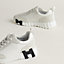 View: Detail, Bouncing sneaker