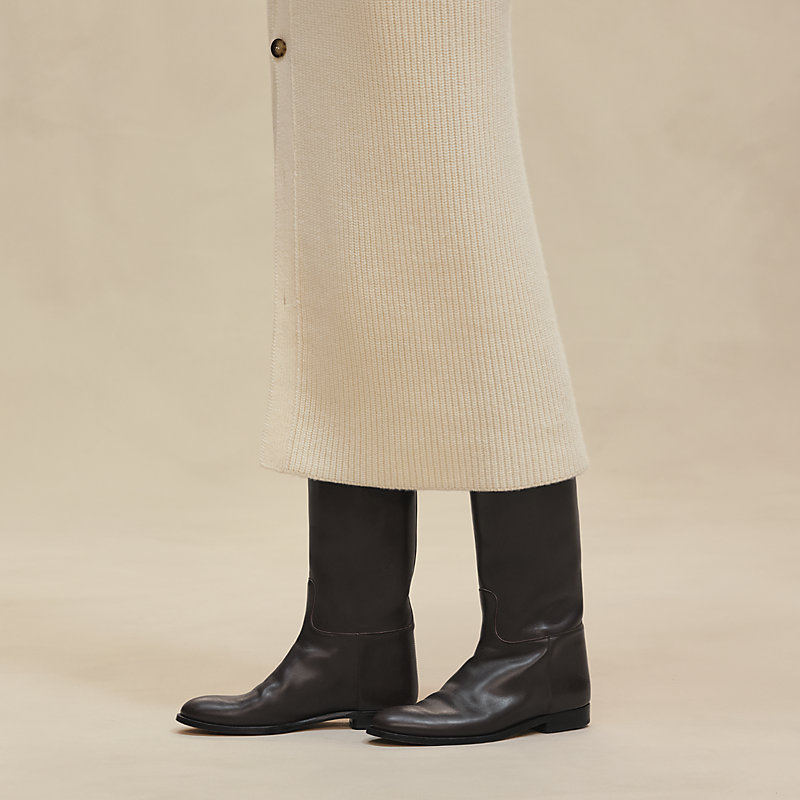 Buttoned mid-length skirt with slit