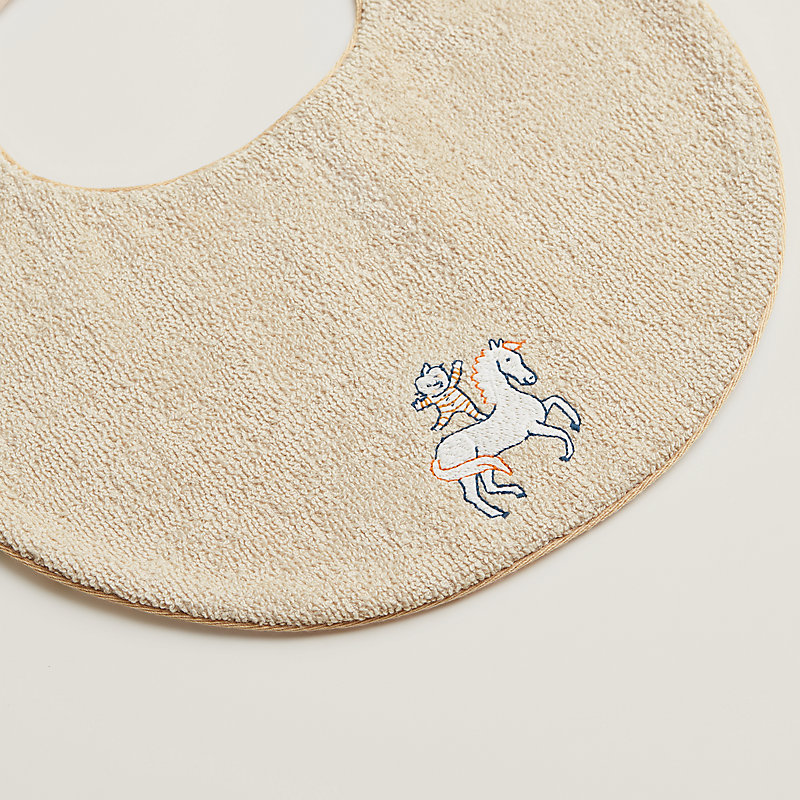 Cabriole round bib