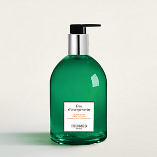 eau-d-orange-verte-hand-and-