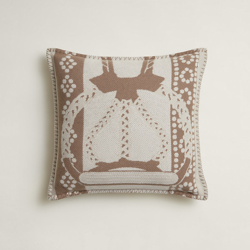 Fantaisie d'Etriers pillow