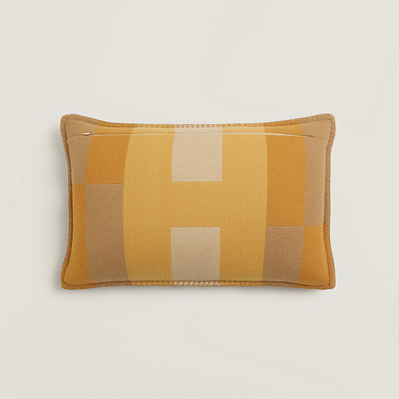 H Horizon pillow, medium model