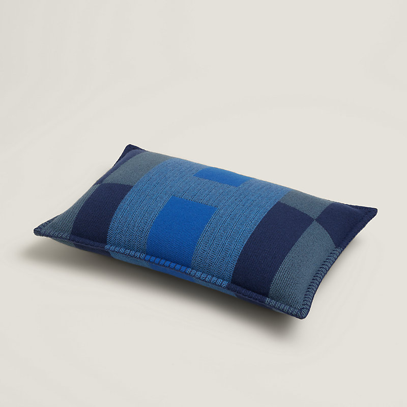 H Horizon pillow, medium model