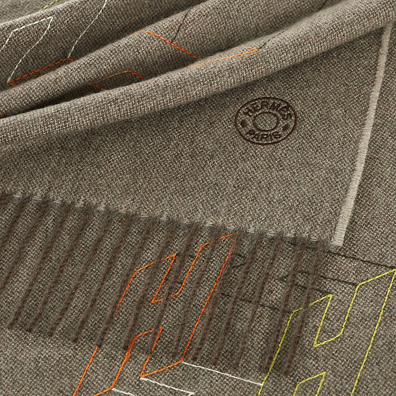 H Perpetuel scarf