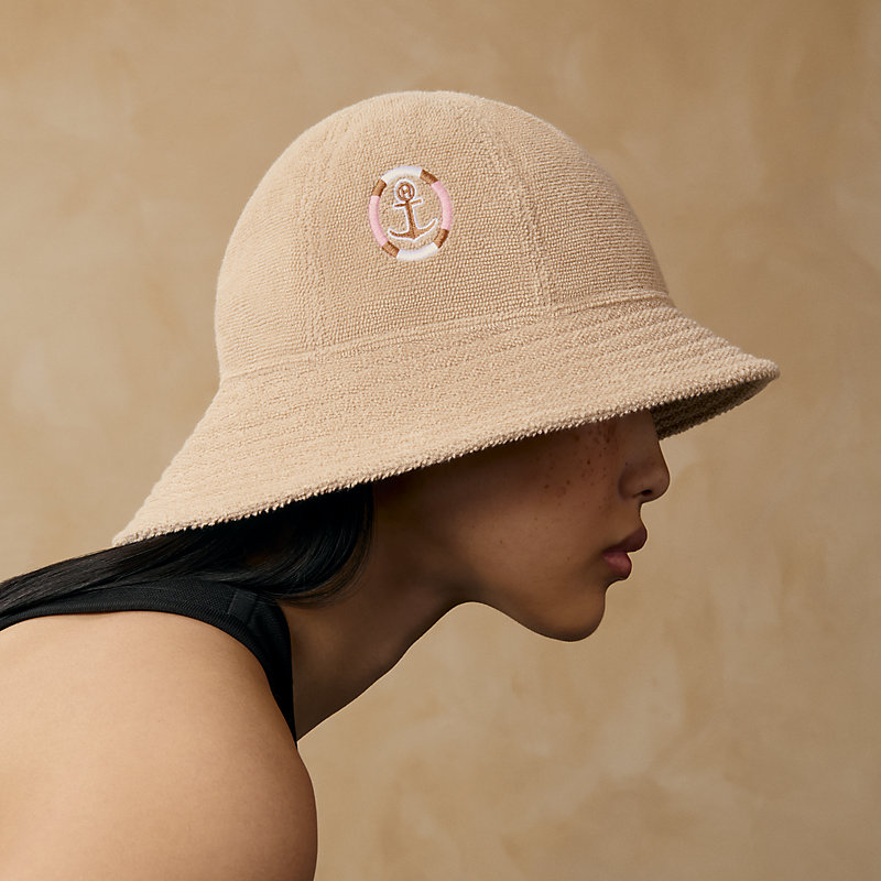 Kira Yacht hat