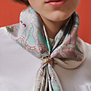 View: Worn, Noeud de H scarf 90 ring