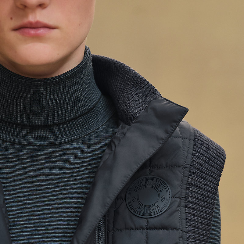 Quilted sleeveless bomber jacket
