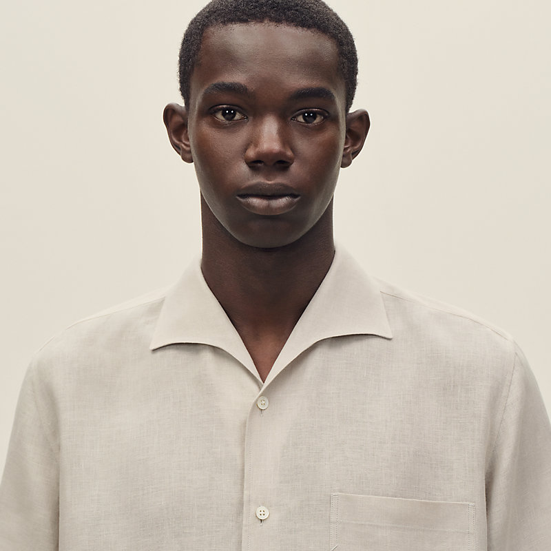 Short-sleeve straight cut shirt with notched collar