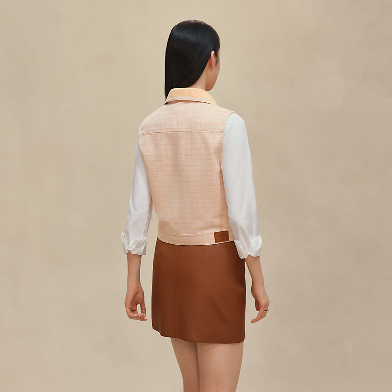 Sleeveless jacket