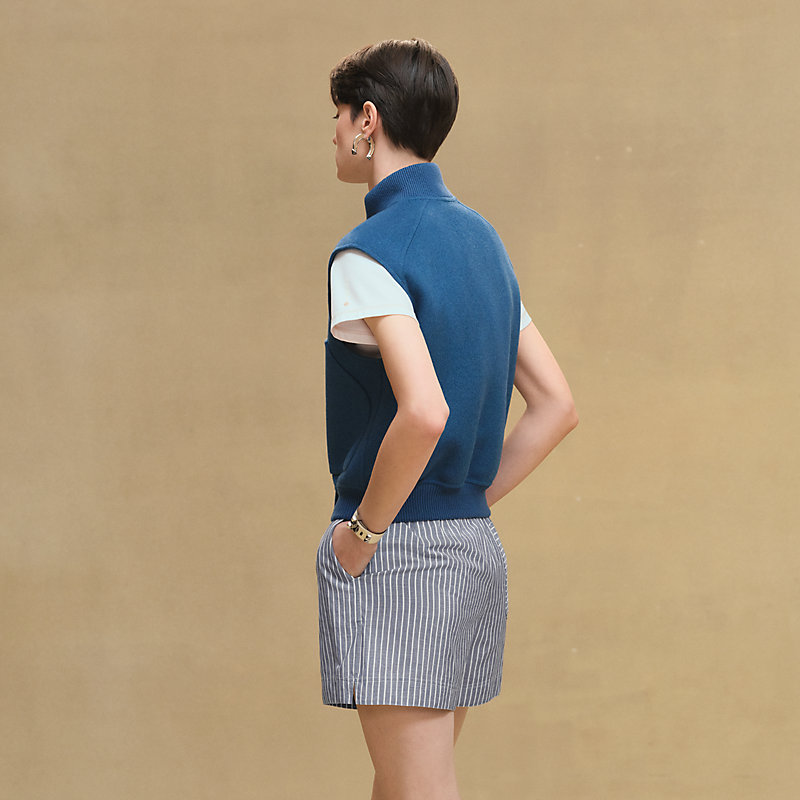 Sleeveless short bomber jacket