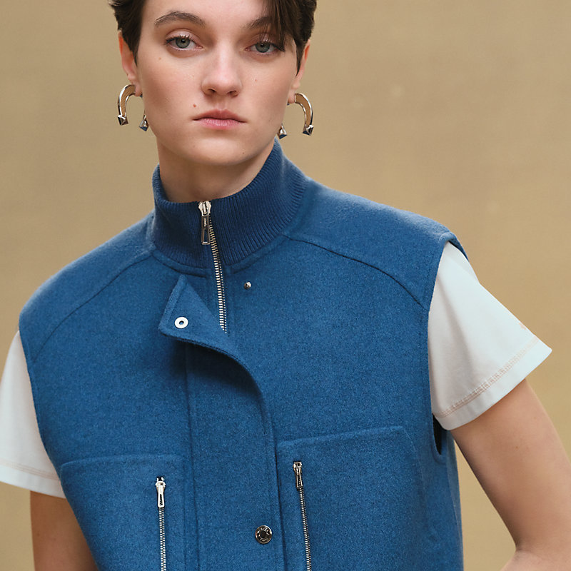 Sleeveless short bomber jacket