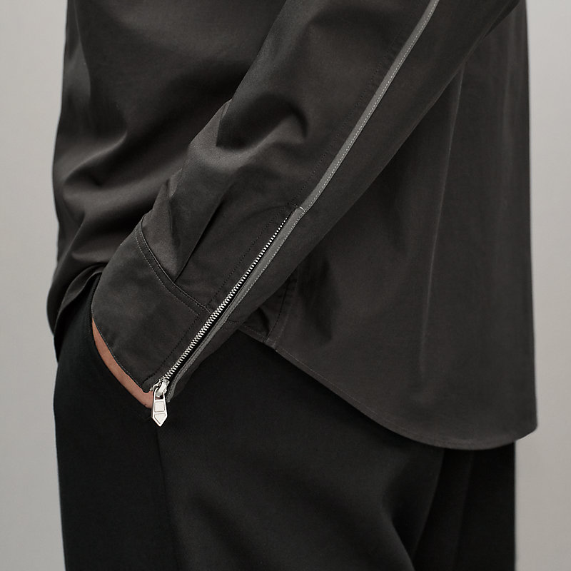 Straight cut shirt with contrasted detail
