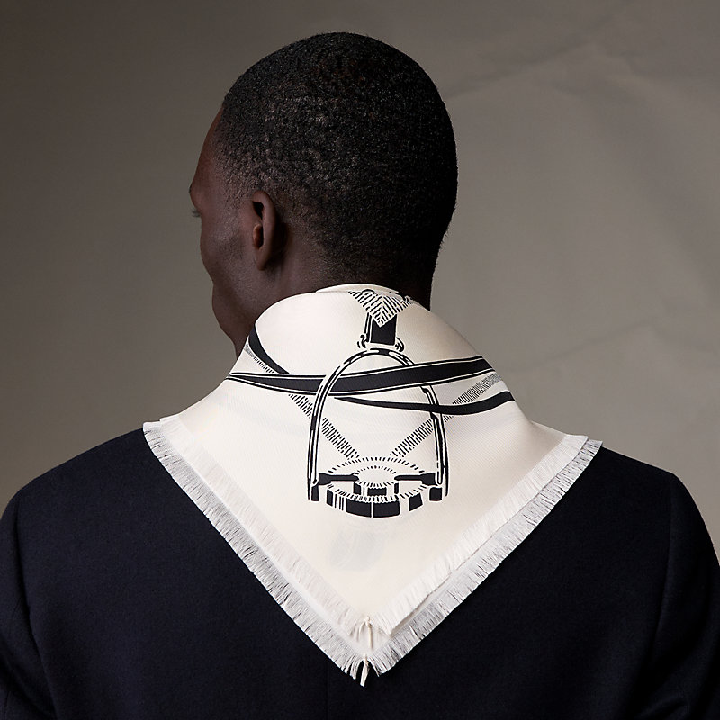 “大骑马场”80流苏方巾