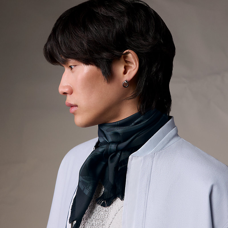 “大骑马场”80流苏方巾