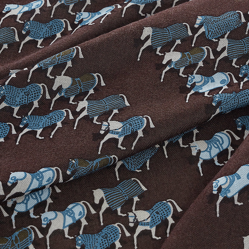 “巡游”菱形巾