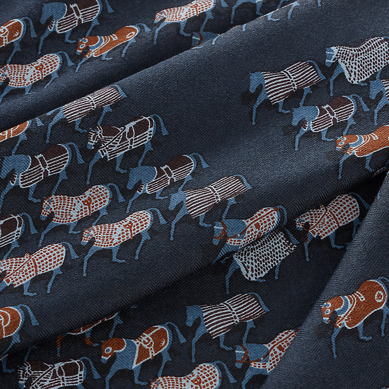 “巡游”菱形巾