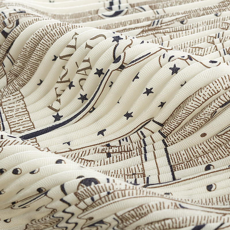 “褶裥版马嚼锁环BANDANA”140披肩