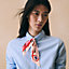 “赛马场上的骏马奔腾”Twilly小丝巾, 视图: 图片：产品佩戴, worn, 当前为第1张（共3张）