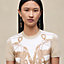 “金色版华丽的缰辔”短袖套头衫, 视图: 图片：产品佩戴, worn, 当前为第4张（共5张）