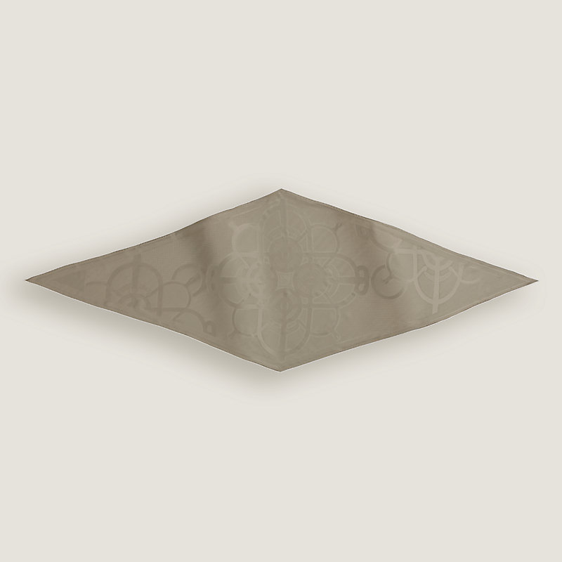 “金质马刺”菱形巾