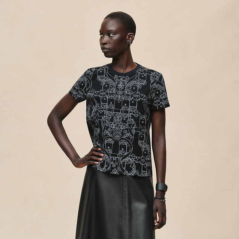 “铁饰混搭”直筒T恤