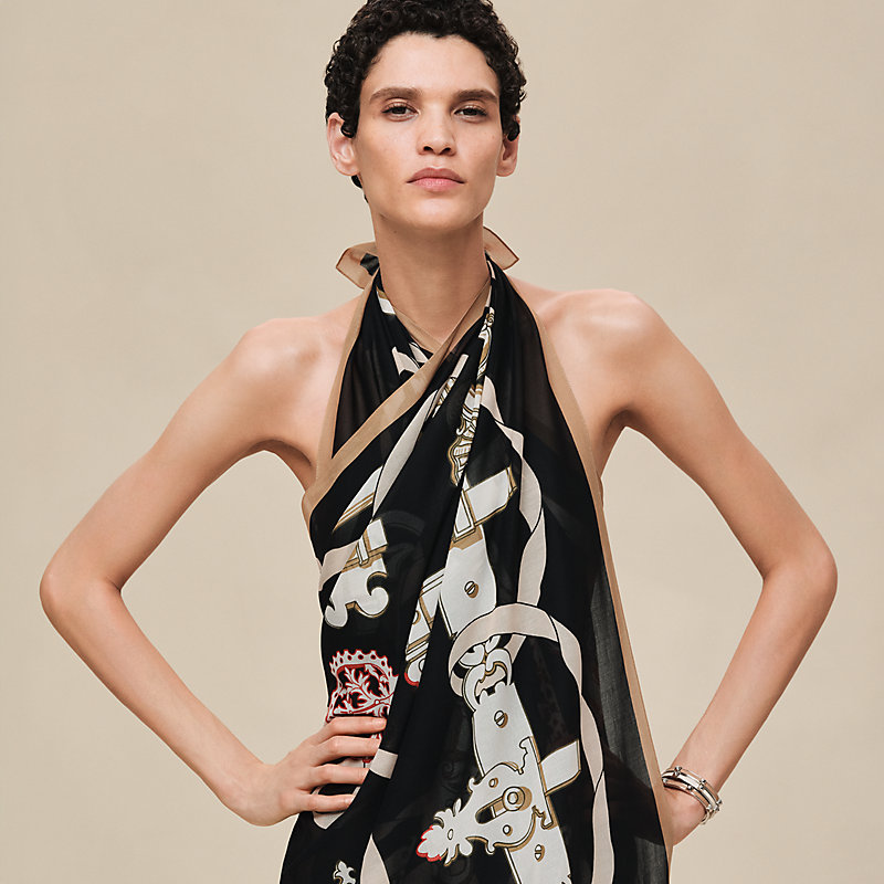 “铁饰混搭”超大沙滩巾