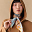 “马术学院”90方巾, 视图: 图片:产品佩戴, worn, 当前为第4张(共5张)
