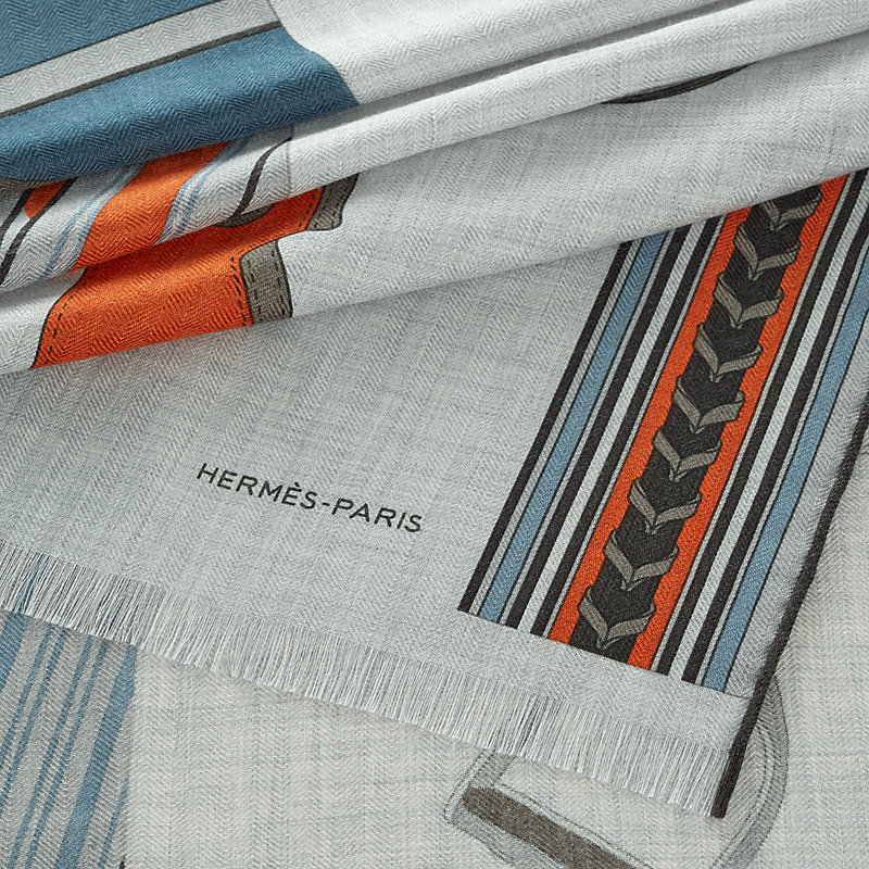 “马鞍腹带与吉祥物”长方形丝巾