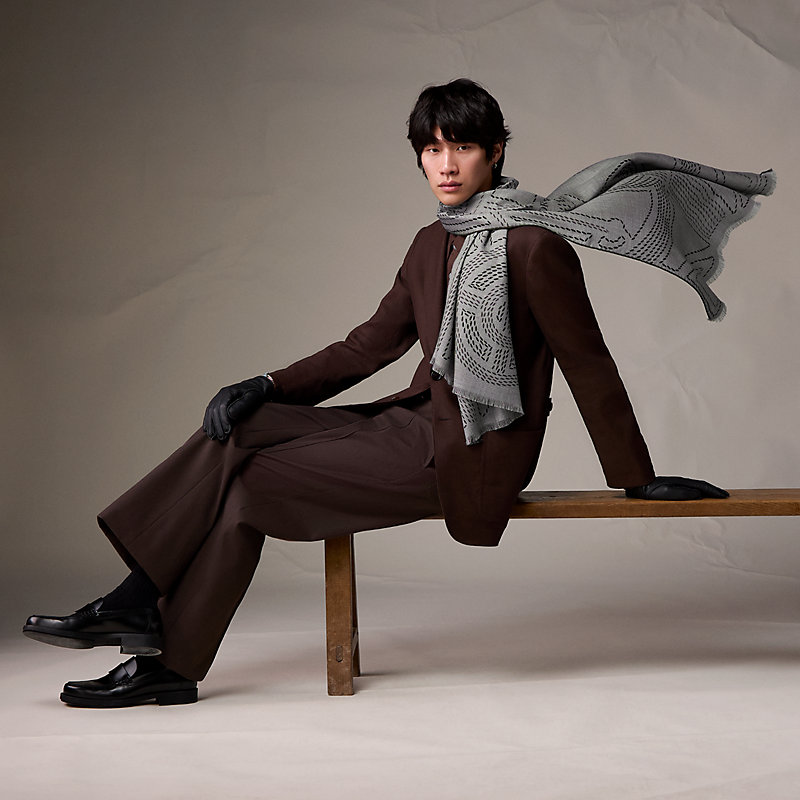 “马鞍针法版金质马刺”长方形丝巾