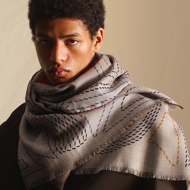 “马鞍针法版金质马刺”长方形丝巾